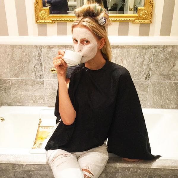 Karolina Kurkova se puso una mascarilla para lucir un cutis perfecto.