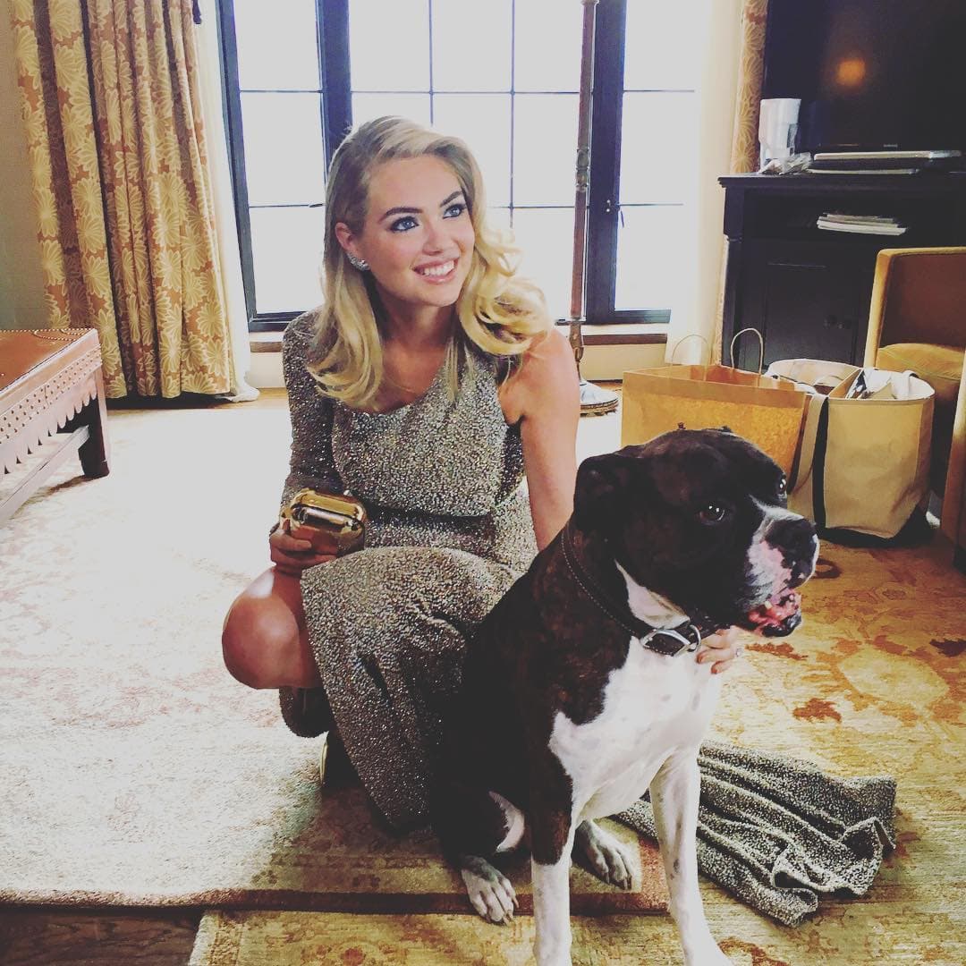 Kate Upton también ya se puso hasta el vestido. Un diseño de Top Shop.