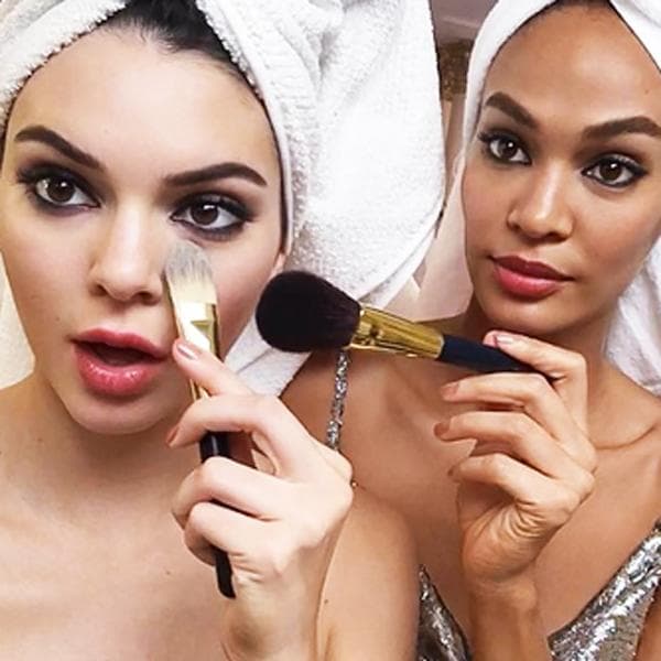 Las celebridades comienzan ya a alistarse para brillar en la alfombra de la MET GALA 2016. Aquí Kendall Jenner y Joan Smalls puliendo su belleza.