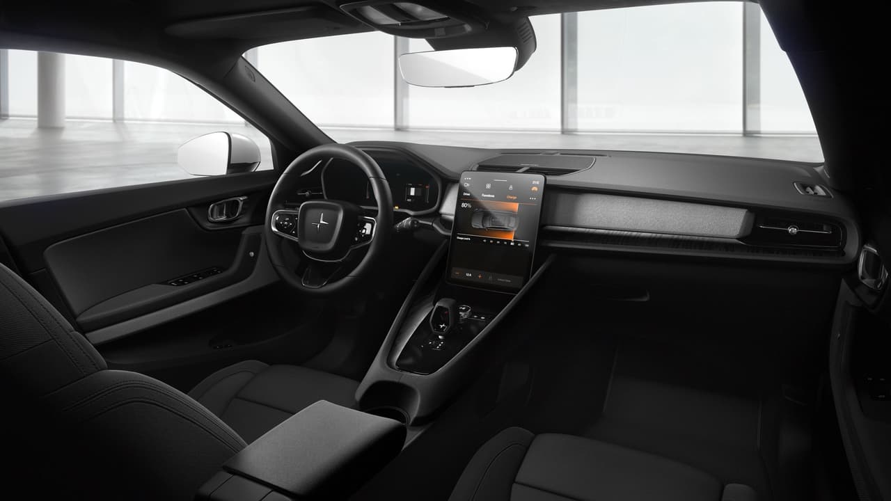Al igual que su carrocería, la cabina del Polestar 2 utiliza muchas de las claves visuales que también podemos ver en el interior de los modelos más jóvenes de Volvo. Sin embargo los contornos del tablero de instrumentos y controles son 
<b>exclusivos del modelo</b>, al igual que las salidas centrales para el aire acondicionado en el tope del conjunto en vez de en el frente, así para evitar la interferencia de la pantalla del sistema de info-entretenimiento.