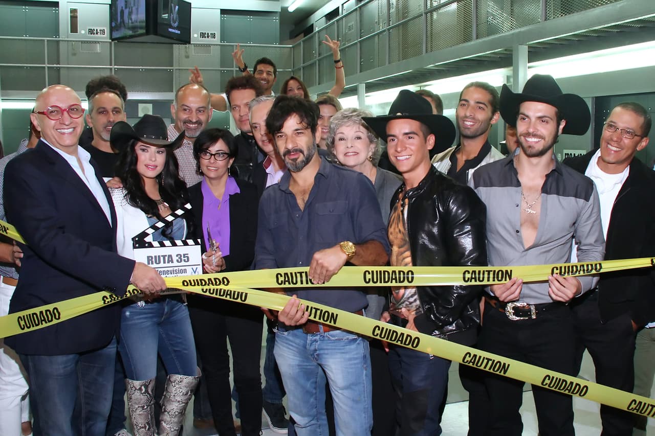 El narcotráfico es el tema central de esta gran historia que cuenta la vida de los informantes que trabajan con las distintas agencias federales y que será contada por "Dylan Wilkins", interpretado por Zeus Mendoza.