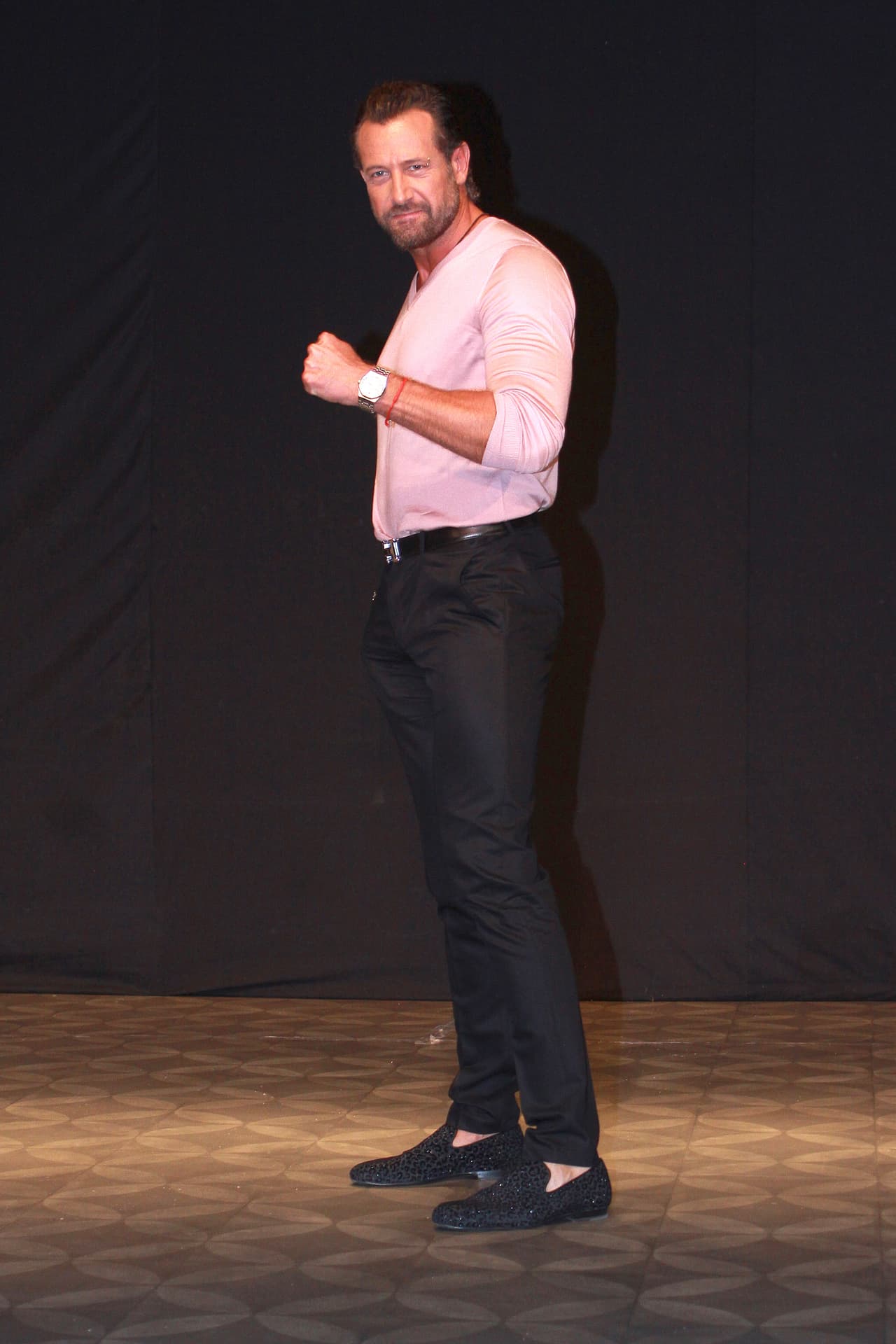 Los internautas comenzaron a lanzarle todo tipo de agresivos comentarios, pues lo acusaron de haber sido infiel a su esposa.