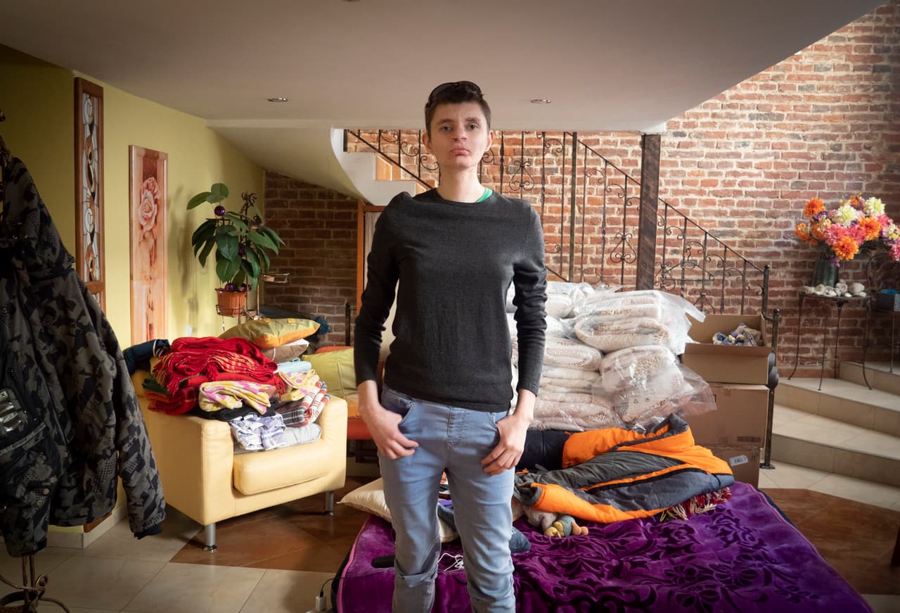 Natasha, que se define como queer, en el refugio para personas LGBTQ de la ONG Insight en Lviv