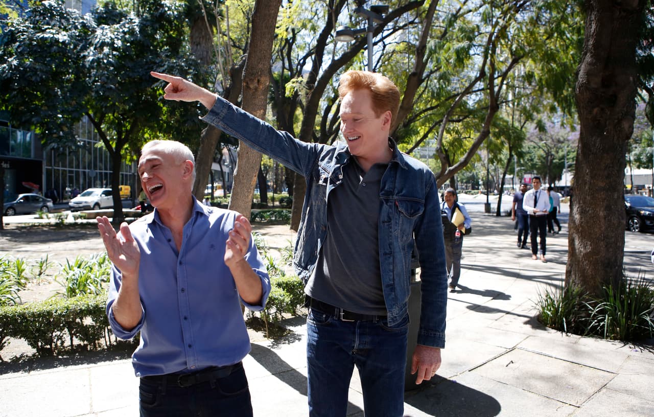 Jorge Ramos estudió la carrera de Comunicación en la Universidad Iberoamericana de México y se especializó en televisión y periodismo en la Universidad de California en Los Ángeles (UCLA). Luego obtuvo una maestría en relaciones internacionales de la Universidad de Miami y en 2007 la Universidad de Richmond le otorgó un doctorado Honoris Causa en Literatura. En la fotografía tomada en 2017, el periodista está junto al escritor y humorista estadounidense Conan O’brien en un encuentro en la Ciudad de México.