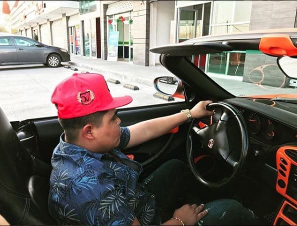 Y para contrastar completamente, esta imagen de 'El Pirata de Culiacán' al volante de un
<b> Porsche</b>.