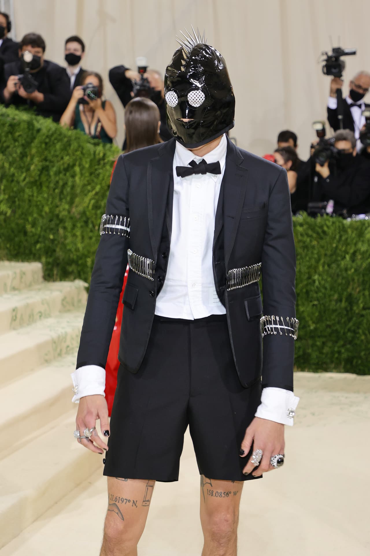 El protagonista del 'reebot' de la serie 'Gossip Girl', 
<b>Evan Mock,</b> llamó la atención por su estilo punk. Pantalones cortos, un saco con aplicaciones y una máscara de cuero conformaron el look del modelo centennial.