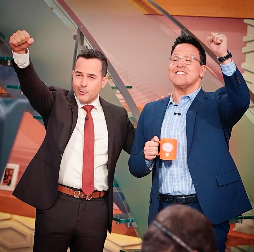 Carlos Calderón también reaccionó feliz a la noticia del regreso oficial de Raúl González a Despierta América. En los programas en los que han coincidido es notable su sincronía y gracia ante las cámaras.