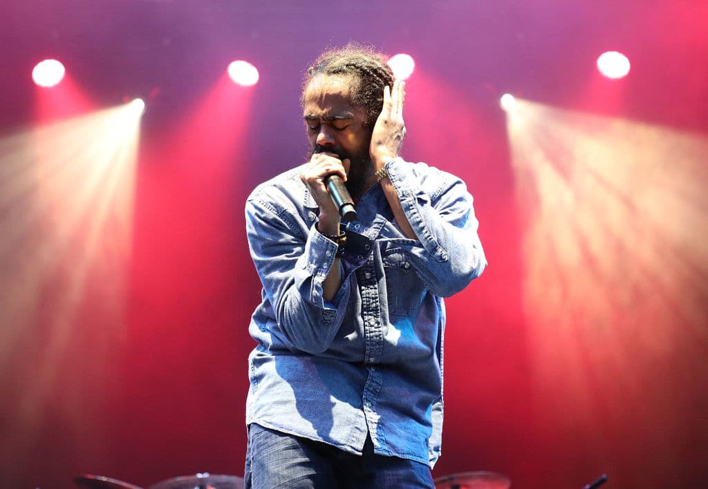 <b>Damian Marley</b>, hijo del legendario
<b>Bob Marley</b>, le canta a la marihuana a través de su tema ‘
<b><a href="https://www.youtube.com/watch?v=9PukqhfMxfc" target="_blank">Medication</a></b>’ y abre la discusión sobre la medicación de la misma.