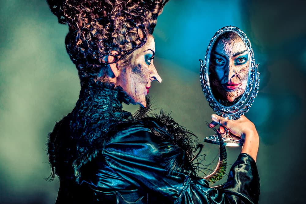 El espejo aparece con frecuencia en relatos y cuentos infantiles convertido en mágico, ahí está el famoso espejo de la madrastra de Blanca Nieves preguntándole quién era la más hermosa. Otros le atribuyen la facultad de ver el pasado, y el futuro.