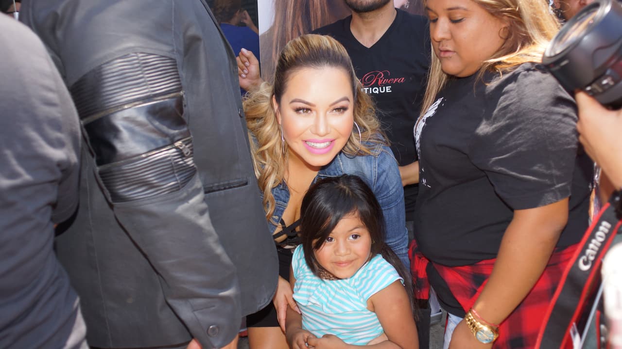 Durante la inauguración del primer establecimiento Chiquis fue de las más solicitadas por el público a la hora de las fotos y los autógrafos.