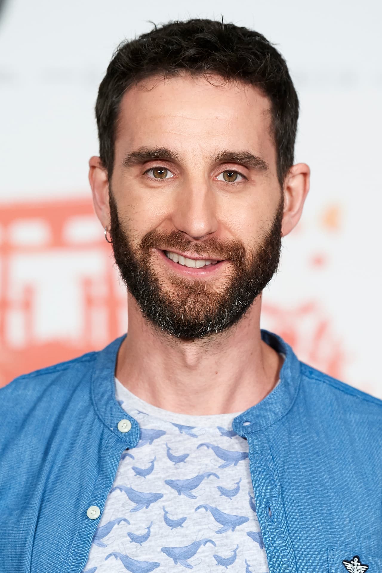 "Solo os pido que sigáis como hasta ahora. Cuidándonos los unos de los otros. Sumando solidaridad, humor, humanidad... Por mi parte, 
<b>seguiremos arrimando el hombro desde casa</b>. El humor y el amor es nuestra mejor receta".
<br>