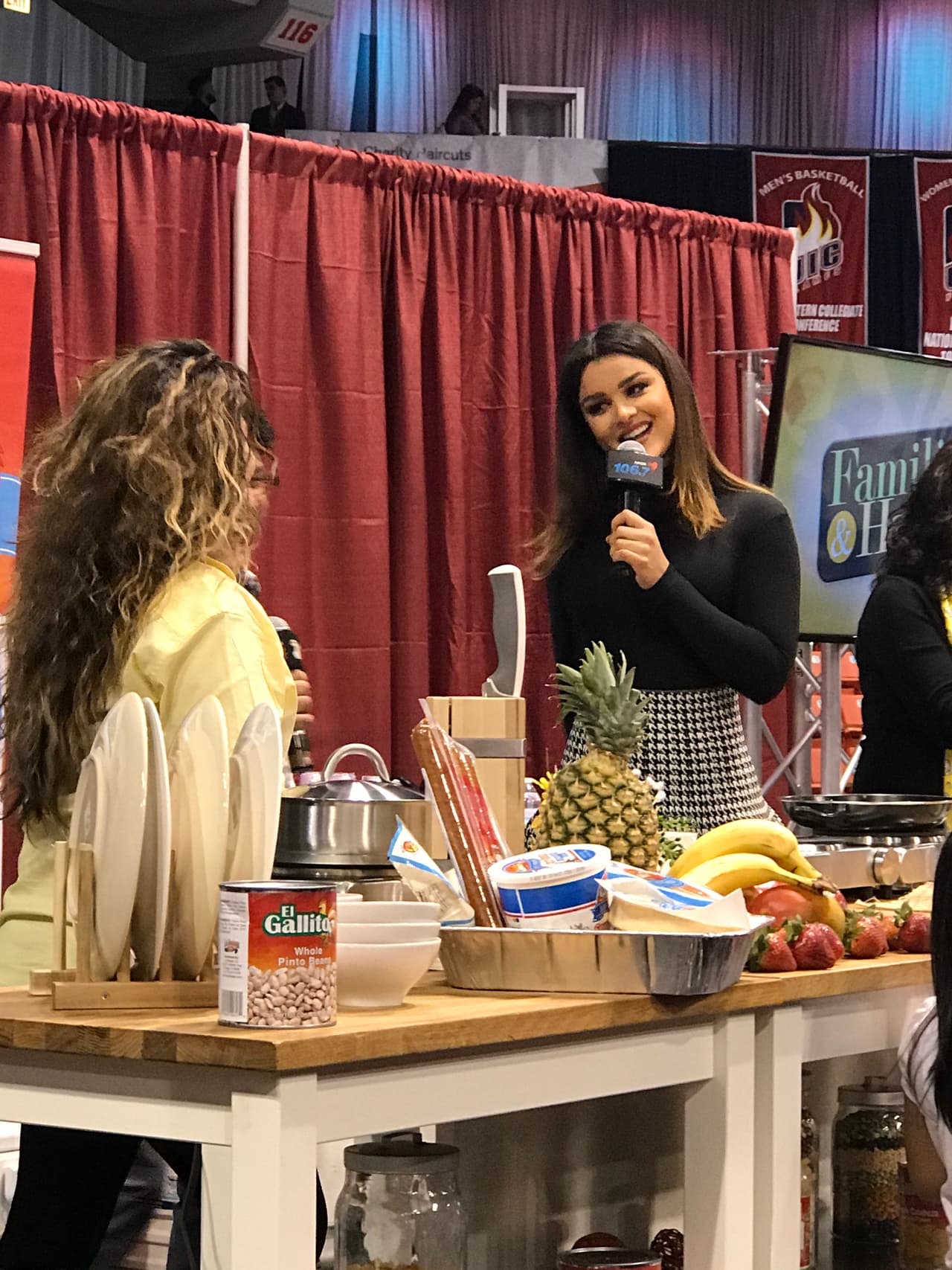 La bella Clarissa Molina también nos sorprendió cocinando e incluso improvisó unas escenas de novelas.