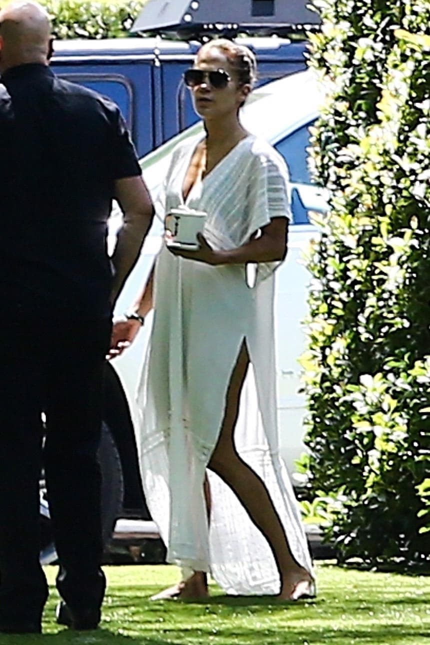 Jennifer López salió con esta bata a supervisar la entrega del vehículo, considerado un clásico.