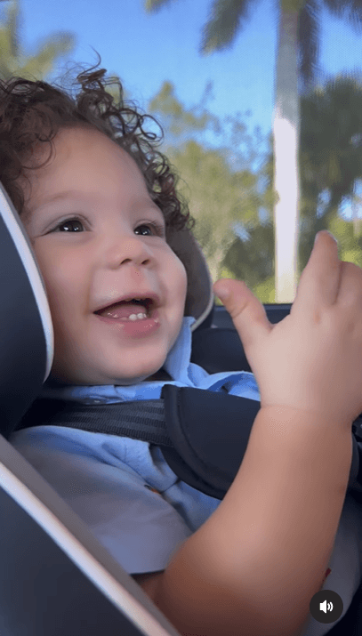 Francisca y Francesco le han dejado crecer el cabello a 
<a href="https://www.univision.com/shows/despierta-america/francisca-festeja-primer-ano-gennaro-sesion-fotos-playa-fotos">Gennaro, quien cumplió un año en julio</a>, además de su sonrisa, los rizos son otros de los atractivos del pequeño.
<br>