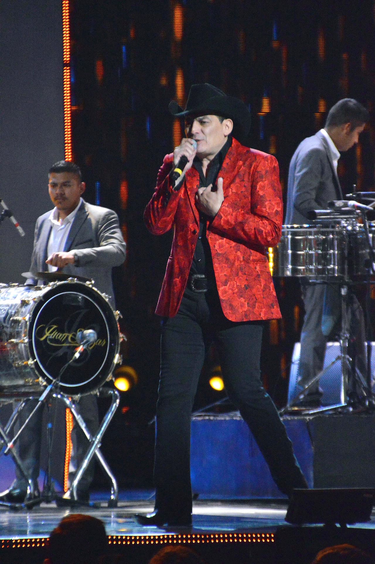 Con su propio estilo, José Manuel hizo estremecer el escenario con la interpretación de este clásico del 'Rey del Jaripeo'.