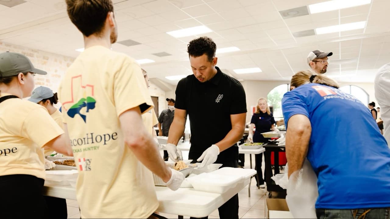 San Antonio Spurs donan comida a damnificados por inundaciones en Texas