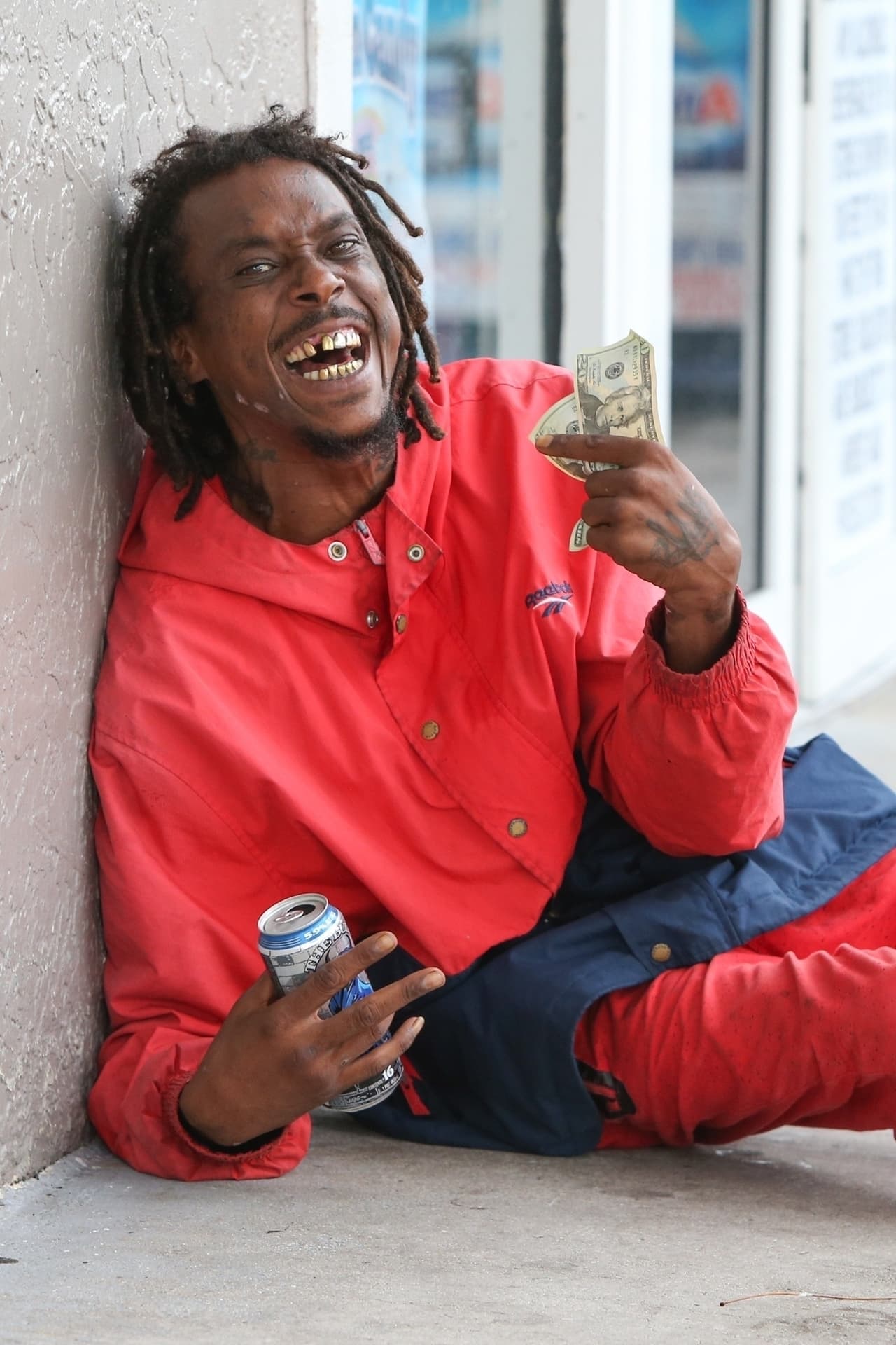 El hombre desamparado, por su parte, mostró con una sonrisa los 40 dólares que recibió por parte del cantante.