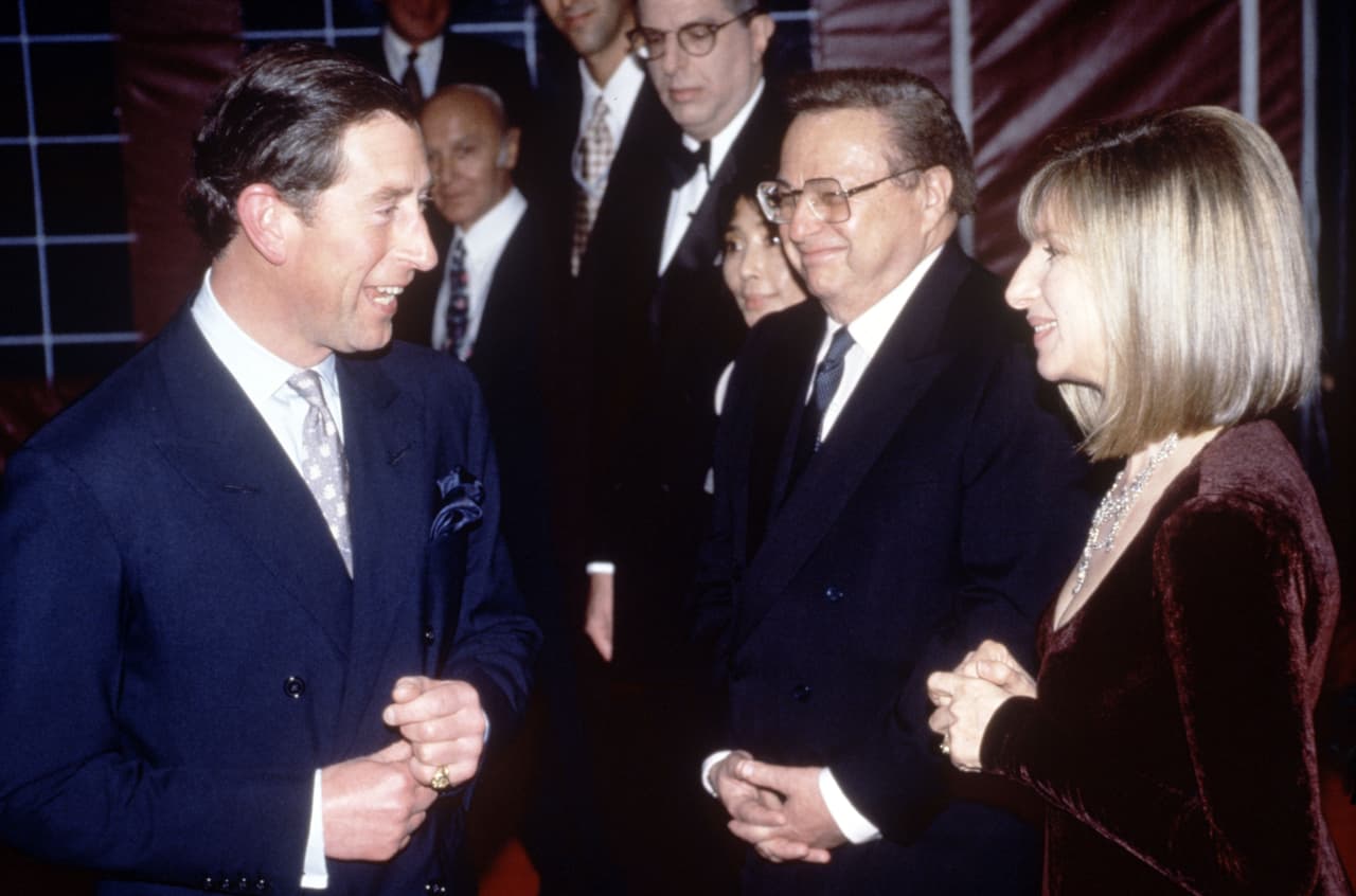 "Cuando escuché que ella estaba haciendo la película ('Funny lady', una secuela de 'Funny Girl') en los estudios de Warner Brothers, tuve la suerte de visitar el set y
<b>encontrarme con ella allí</b>".
<br>