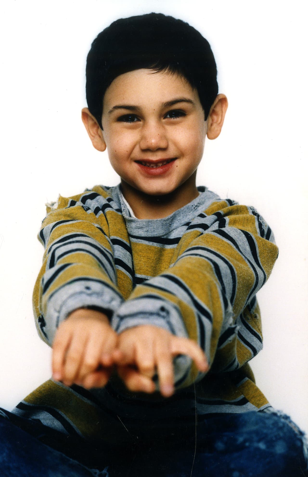 Alejandro Speitzer comenzó su carrera artística a los 5 años cuando protagonizó la telenovela ‘Rayito de luz’. Gracias a su encanto natural conquistó a los televidentes. Actualmente tiene 24 años y es todo un galán.