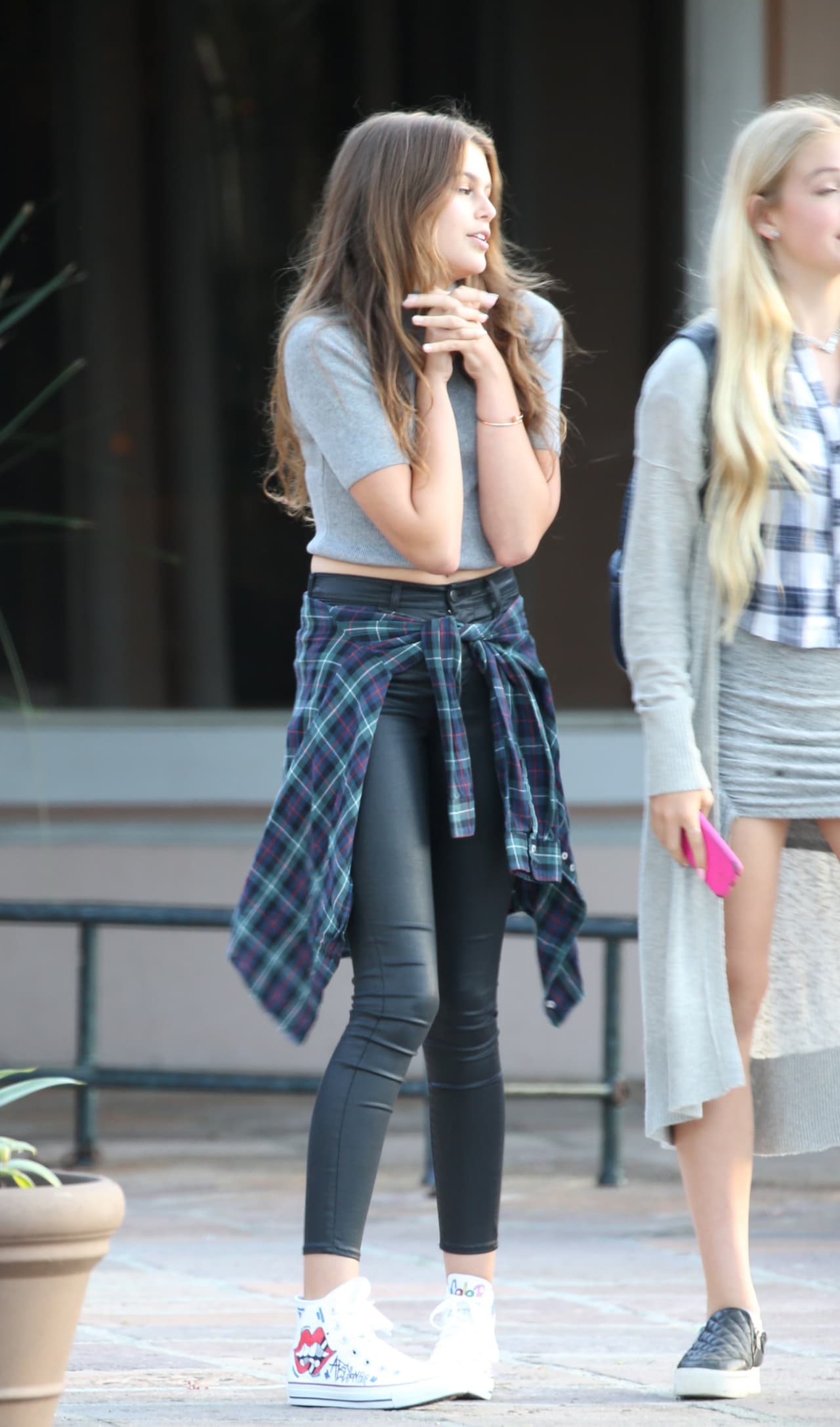 También lució sus largísimas piernas en unos leggins de cuero.