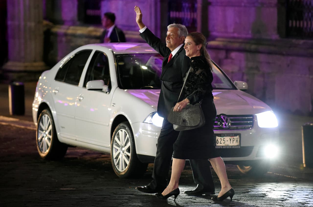 El Volkswagen Clásico cuenta con un motor 2.0 litros de 115 caballos de fuerza y 122 libras-pie de torque. El modelo, 
<b>actualmente descontinuado de la gama Volkswagen </b>en México, podía elegirse con transmisión manual o automática de cinco velocidades. Dicho sedán podía adquirirse a partir de 8,200 dólares. Aquí se ve a Andrés Manuel López Obrador acompañado de su esposa, durante su llegada al primer debate presidencial del 22 de abril.