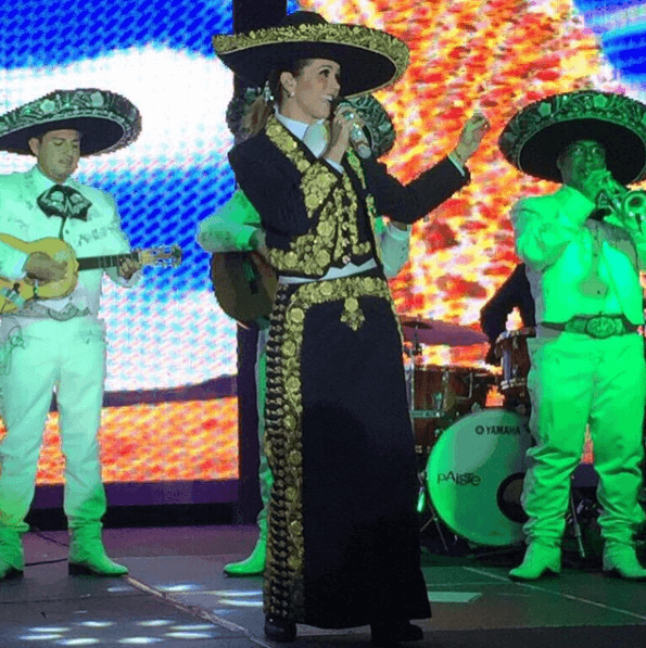 Así es como Lucero es una digna y sobresaliente representante de la música regional mexicana.