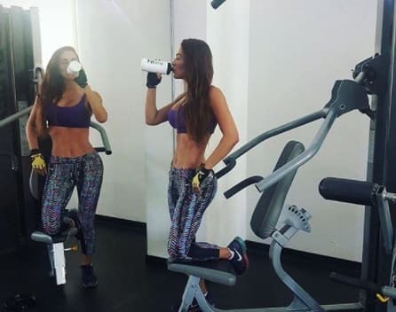 Ninel Conde reveló recientemente cómo es que mantiene su trabajada figura: "Tengo un entrenador. Combino rutina de pesas, cardiovasculares y ejercicios abdominales. Siempre intercambio las rutinas para mejor resultado".