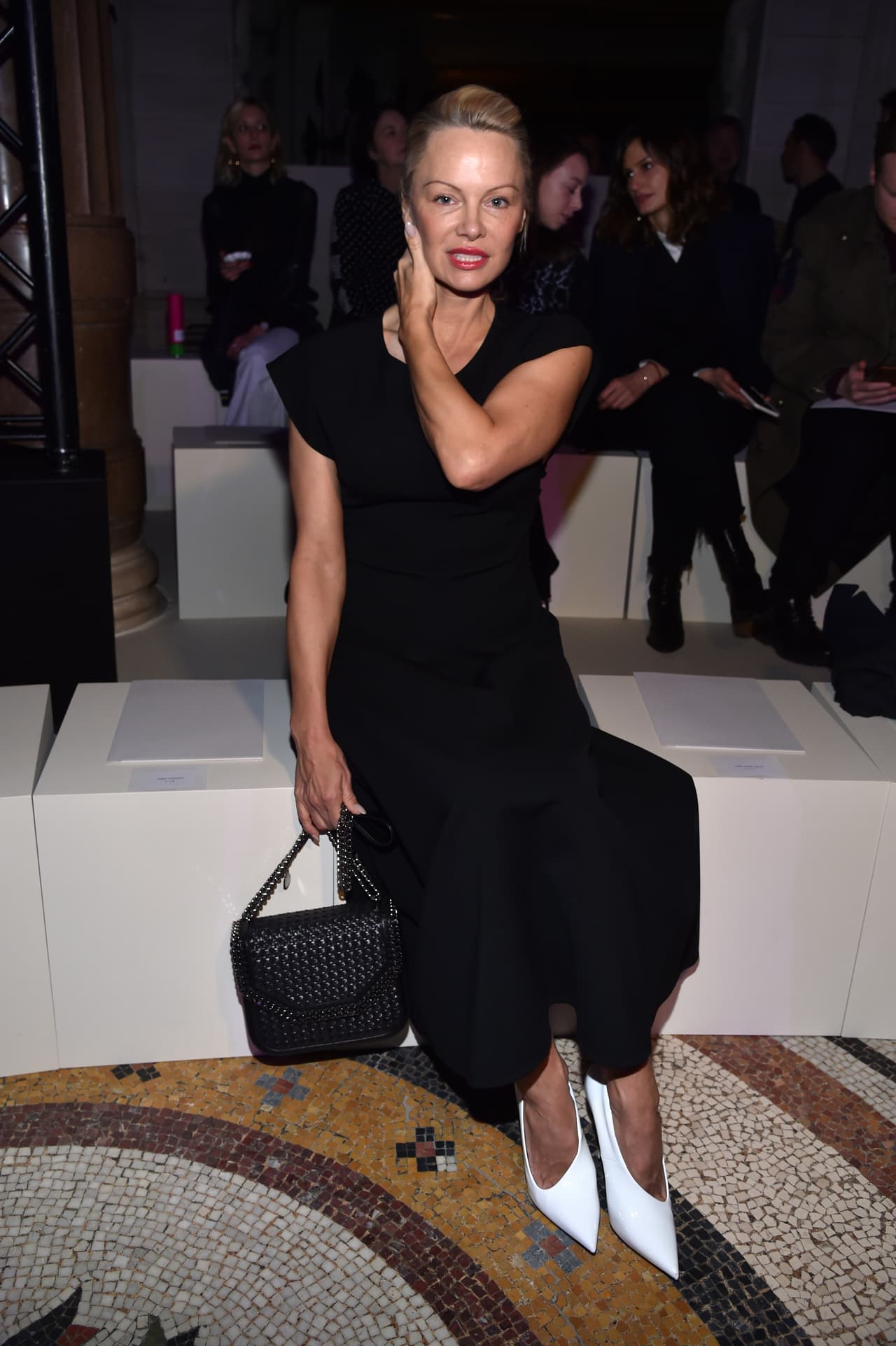 A través de un comunicado enviado a la publicación 
<b><a href="https://www.hollywoodreporter.com/news/pamela-anderson-movie-mogul-jon-peters-call-it-quits-1275580" target="_blank">The Hollywood Reporter</a></b>, la actriz de 52 años detalló que ella y Peters, de 74 años, decidieron tomarse un tiempo "para reevaluar lo que queremos de la vida y de nosotros mismos".