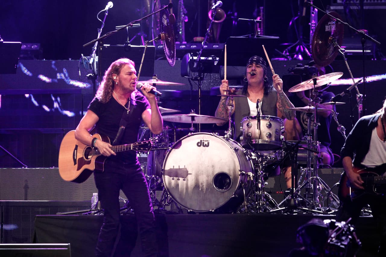 En 1997 siguieron los hits para la agrupación con el lanzamiento, en octubre, del disco 'Sueños Líquidos', material del que surgieron 'El Muelle de San Blas', entre otras canciones.
<br>Gracias a ese álbum, Maná recibió el GRAMMY en la categoría Mejor Álbum Latino de Rock/Alternativo, convirtiéndose en la primer banda de pop rock mexicana en hacerlo.