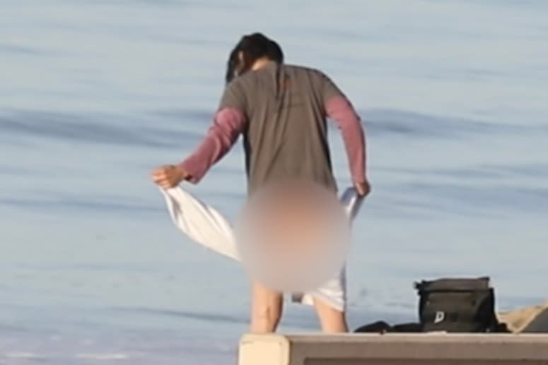 El actor 
<b><a href="https://www.univision.com/unimas/por-que-keanu-reeves-esta-de-nuevo-en-boca-de-todos-fotos">Keanu Reeves</a></b> visitó Zuma Beach esta semana para darse un chapuzón en el océano. A la hora de vestirse, el protagonista de 'John Wick' terminó exponiendo su trasero desnudo.