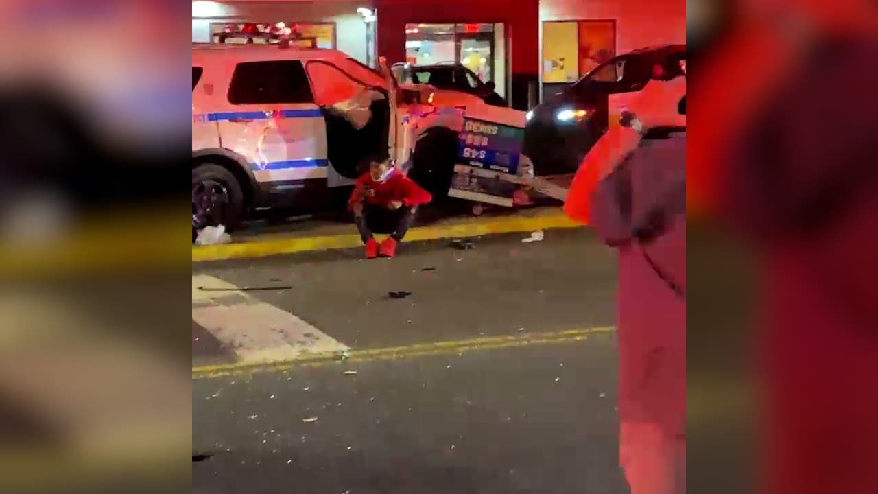 Mujer de 72 años es atropellada por un coche de policía mientras espera el autobús