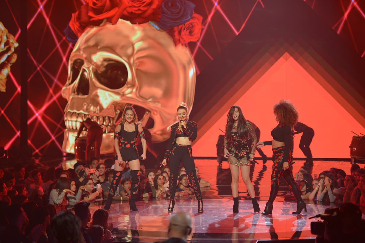 Juntas interpretaron el tema "Ven a bailar" de JLo y Pitbull.