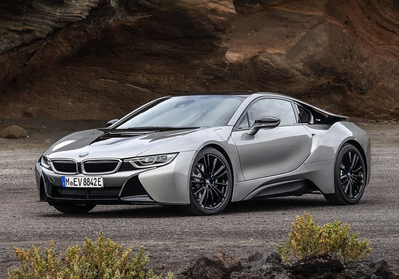 <h3 class="cms-H3-H3"><b>BMW i8</b></h3>
<br>
<br>Si bien las casas automotrices están apostando fuerte a los carros electrificados, BMW cuenta con suficiente evidencia para retirar del mercado al i8 que no hace mucho presentó. Y es que ni su diseño exótico, ni su sistema de propulsión híbrido de 369 caballos de fuerza, ni la participación del concepto que le dio vida en una de las películas de Misión Imposible pudieron salvar a este deportivo alemán. En todo 2019, el BMW i8 solo tuvo 1,102 compradores.
<br>