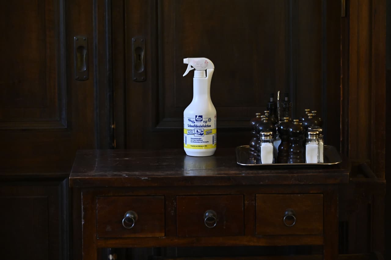 Proveer los condimentos, tales como la sal y la pimienta, sólo cuando sean solicitados y entregar paquetes individuales.