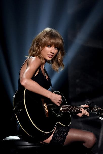 Es probable que te hayas enamorado no sólo de su música, sino también del estilo que tiene para lucir 'out fits', incluso, abajo del escenario.