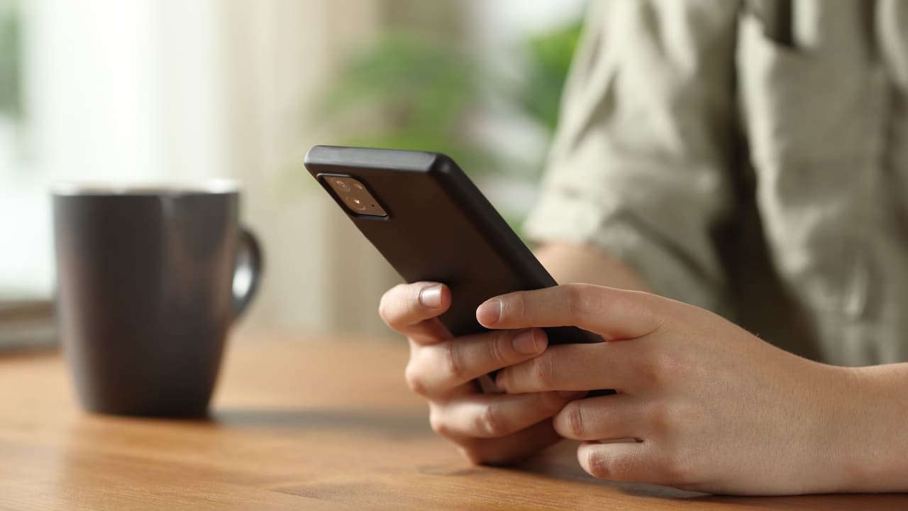 <h3 class="cms-H3-H3">Qué cambió y por qué es importante</h3> Desde el 1 de octubre, 
<b>USCIS está revisando y actualizando casos de asilo pendientes en todo el país.</b> Las notificaciones pueden incluir 
<b>citas de biometría, entrevistas, solicitudes de evidencia (RFE) o confirmaciones de cambio de dirección. </b>El aviso también coincide con
<b><a href="https://www.uscis.gov/es/i-589" target="_blank">la actualización de la página oficial del Formulario I-589 y del apartado de Asylum en uscis.gov</a></b>, donde se detalla la nueva política de revisión. 
<br>
<b>Otro cambio reciente:</b> USCIS actualizó su número oficial de mensajes de texto. 
<b>Las notificaciones legítimas ahora llegan desde 872466 (USAIMM)</b>. 
<br>🚨 Si recibes mensajes de otro número o te piden dinero, podría ser
<b> un intento fraude.</b>