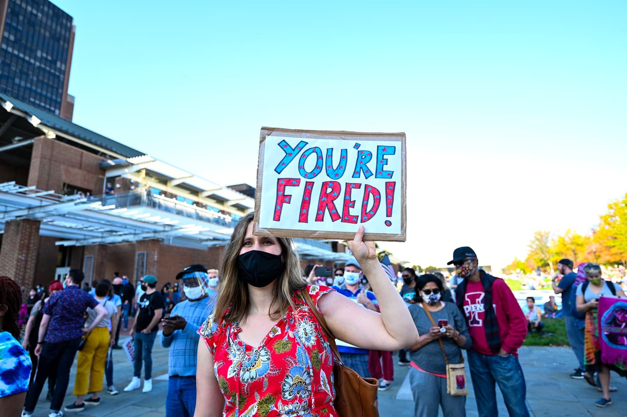 "Estás despedido", una manifestante en el Independence Hall sostiene un cartel alusivo al resultado de las elecciones en las que el demócrata Joe Biden se alzó con el favor del pueblo.