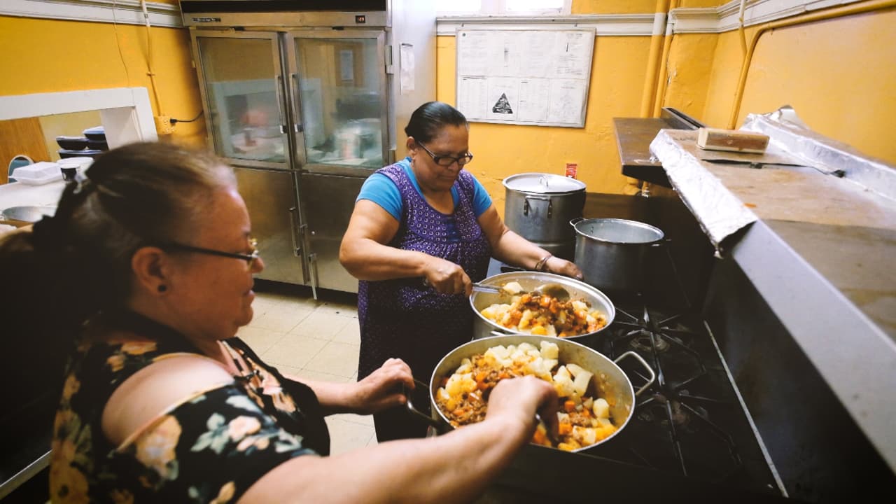Miquita Ibarra cocina con un grupo de mujeres que hacer labor social cada martes para personas que sobreviven en las calles.