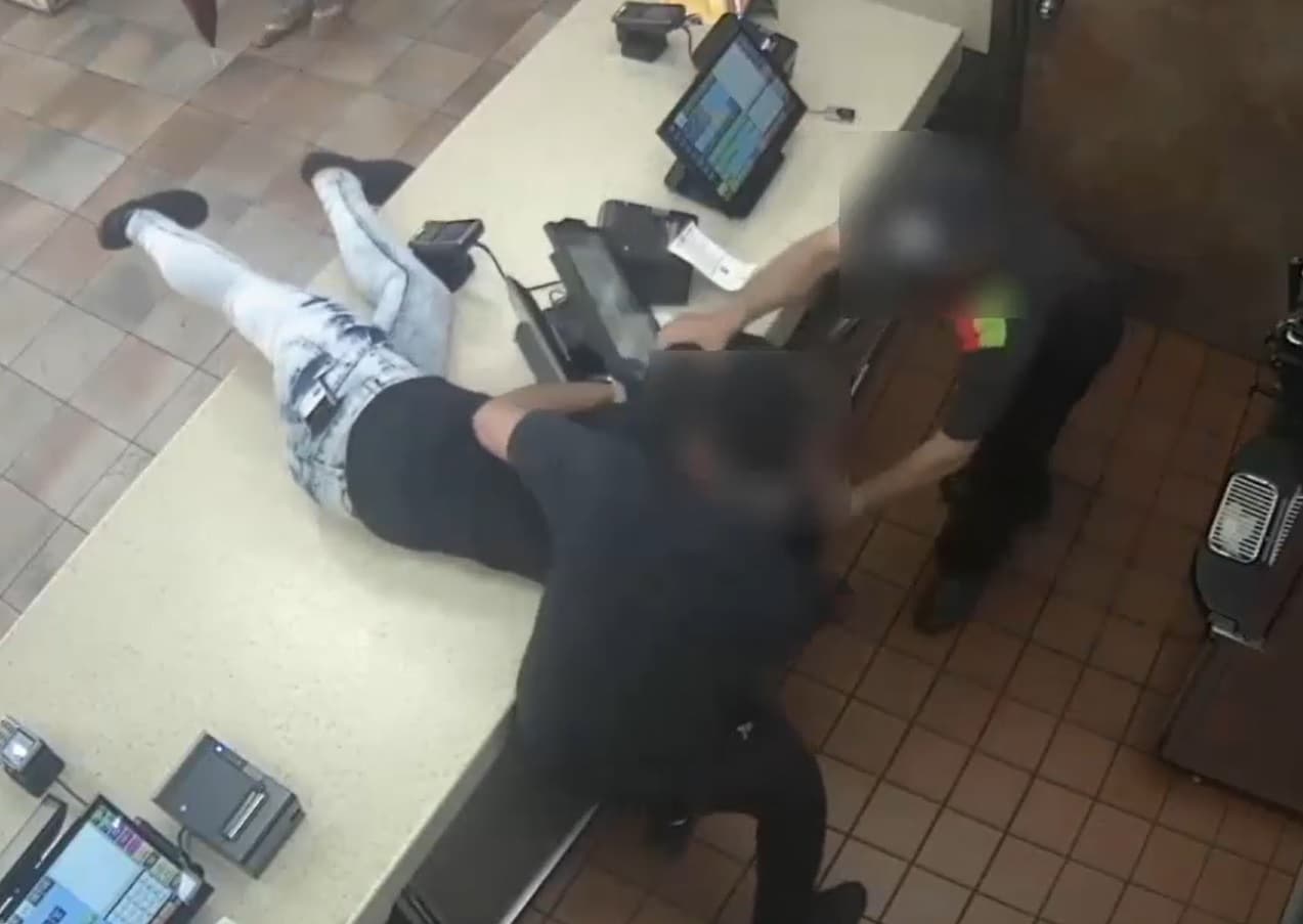 Sospechosa salta sobre mostrador de Burger King para tratar de robar efectivo en el Bronx