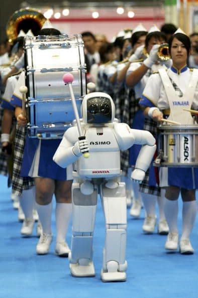 ASIMO cuenta con varios sensores para reconocer su entorno.