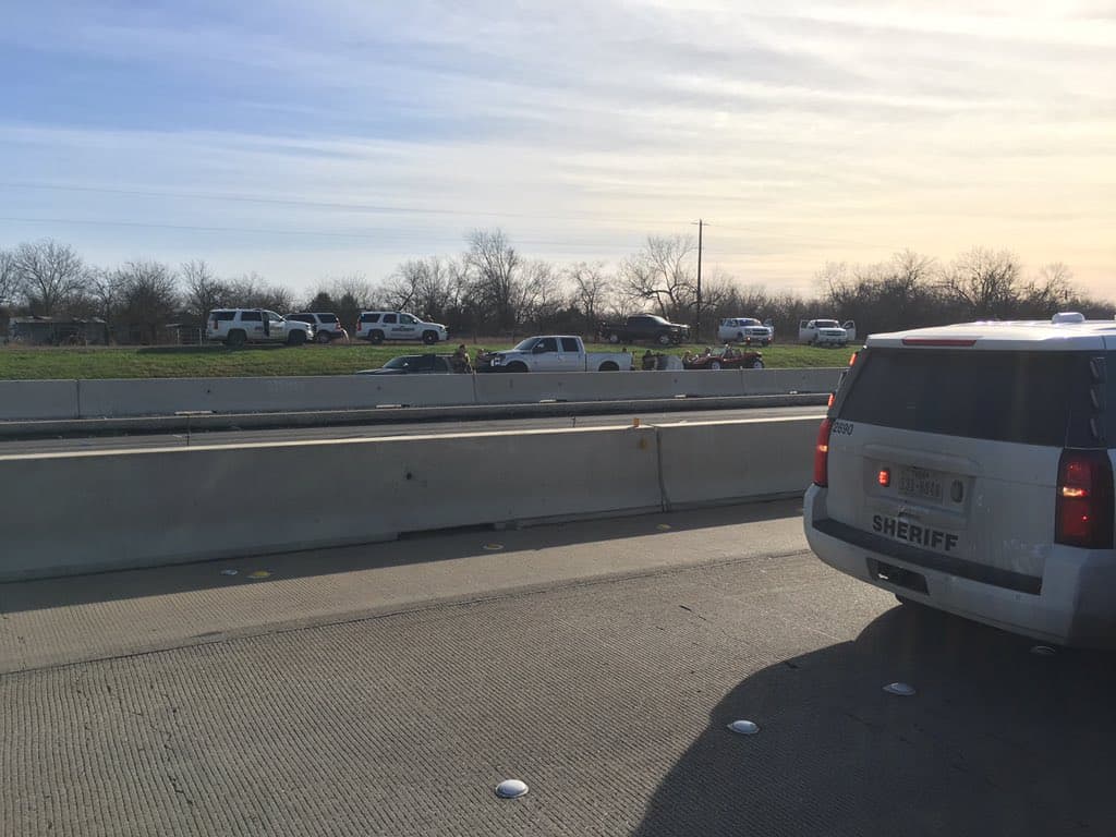Las autoridades alertaron a la población que transita por esta vía del cierre en ambos sentidos debido a un altercado con un hombre que disparó a los agentes del orden.