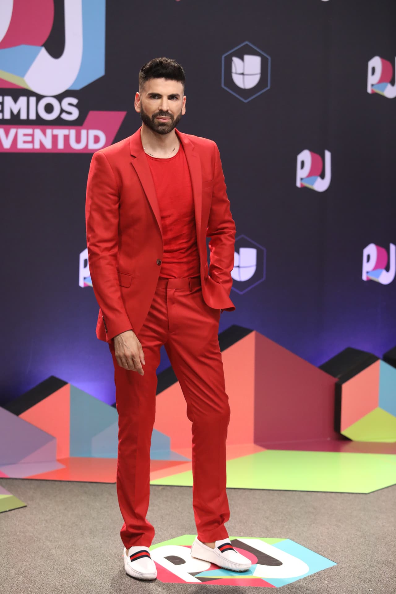 Jomari Goyso 100% en rojo pasión con este traje de Tom Ford.