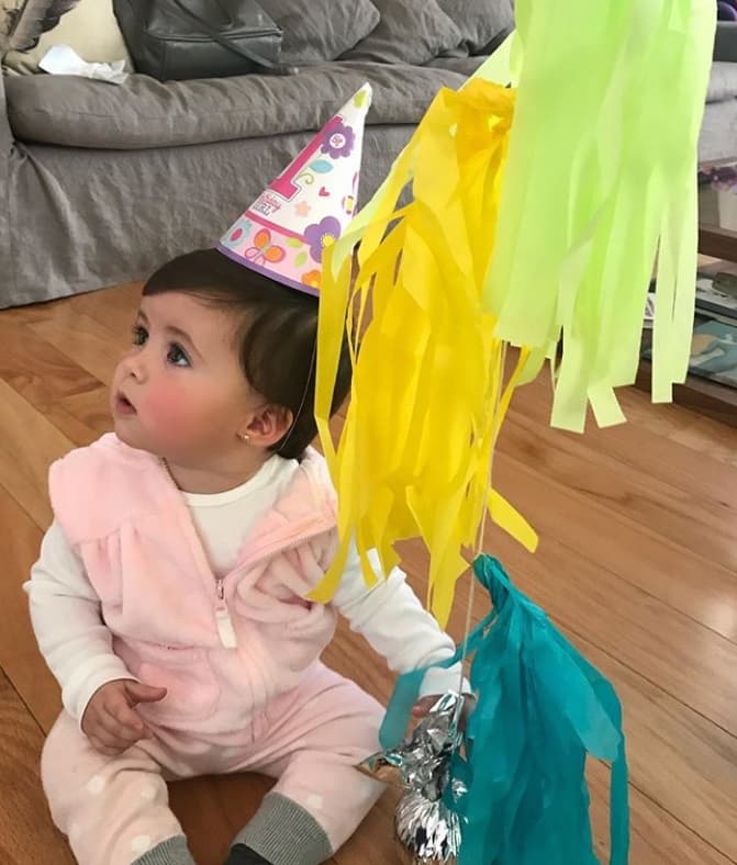 "Si yo lo hubiera pensado antes, habría dicho que no lo soportaría jamás. Pero, 
<b><a href="https://www.univision.com/entretenimiento/zuria-vega-a-seis-meses-de-ser-mama-comparte-foto-con-lua-donde-luce-saludable-y-feliz">por algo me tocó vivirlo en ese estado</a></b>. Mi bebé me sacó adelante a full", señaló la protagonista de 'Alma de hierro'.