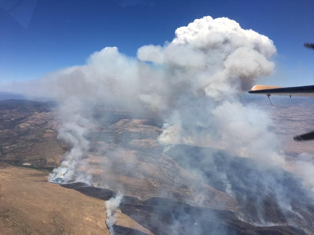 El
<b> incendio Blue River</b>, 
<a href="https://inciweb.nwcg.gov/incident/6742/" target="_blank">causado por un rayo</a>, ha quemado cerca de 18,602 acres. Un equipo de casi 100 personas del están luchando para contener el incendio. 
<br>