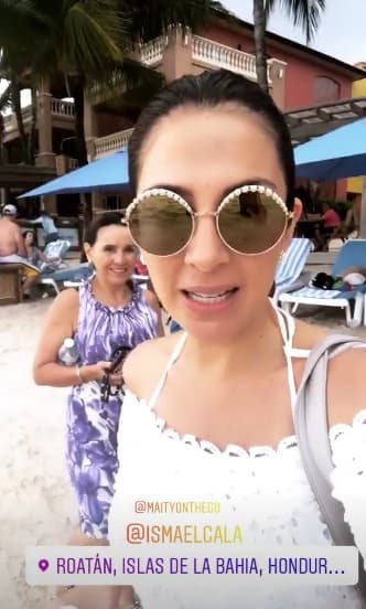 Los lazos entre los Interiano son muy fuertes y aquí la vemos disfrutando de una caminata con su mamá en la playa.