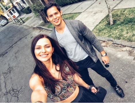 Antes de la amistad entre Irina y Gabriel, la joven tenía una relación con el también actor Emanuel Palomares, la cual terminó cuando Baeva y Soto grababan 'Vino el amor'.