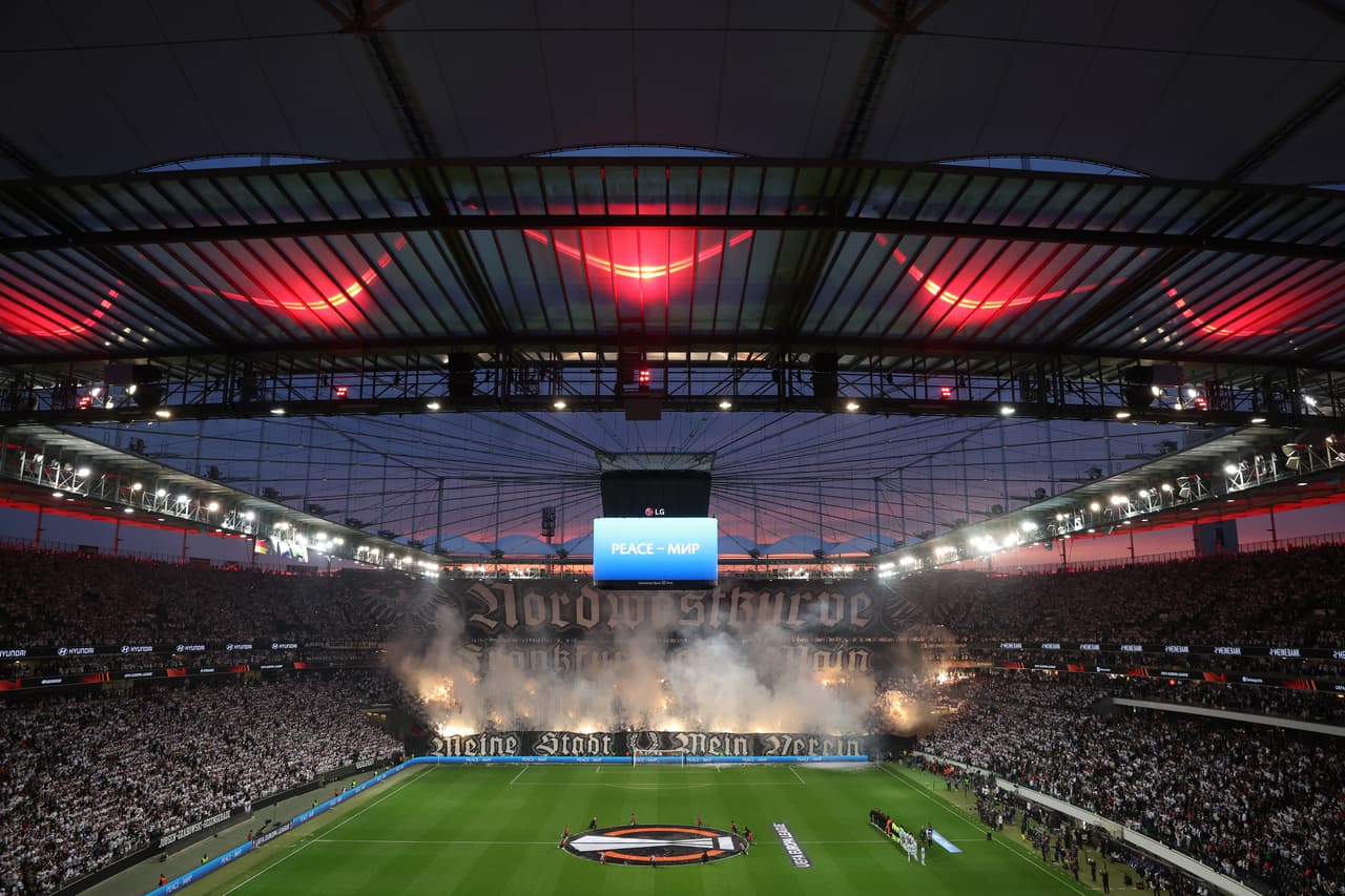 El ambiente era inmejorable y las bengalas se hacían presentes en el Deutsche Bank Park.
<br>