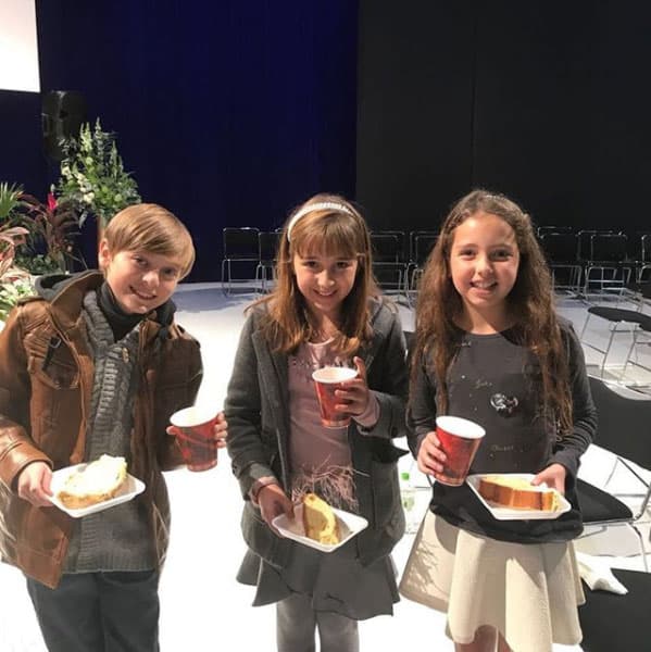 Además de la ceremonia religiosa, el elenco aprovechó para partir la tradicional rosca de reyes.