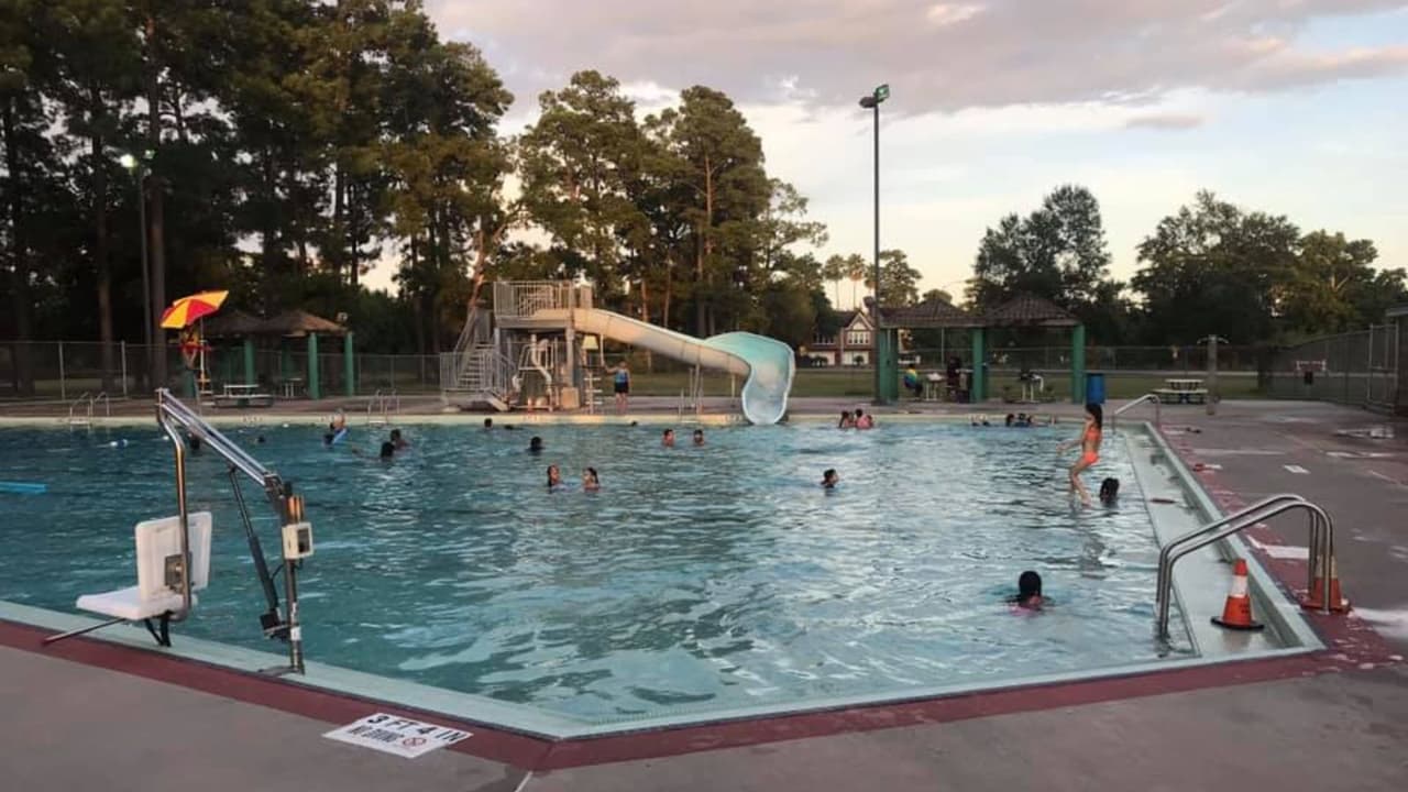 <b>En primer lugar,</b> según Yelp, se encuentra el 
<b>Centro Acuático Memorial</b>, ubicado en 6402 Arnot St., 77007. Está disponible los domingos de 1pm a 6pm y de miércoles a viernes de 1pm a 7pm.
<br>
<br>
<b>Es completamente gratuito. </b>