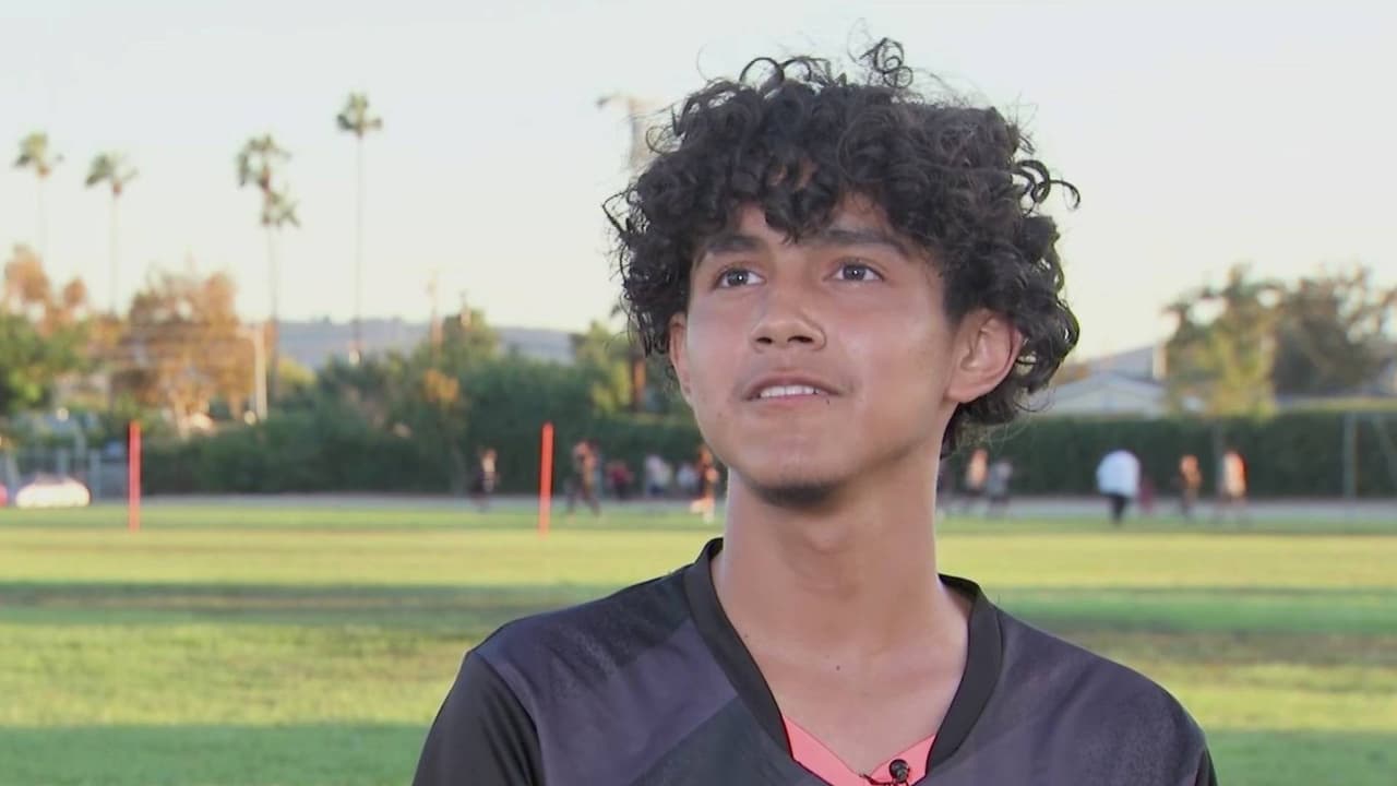 Ayudar a su familia y llegar a la universidad: el sueño de un joven que encontró su pasión en el fútbol